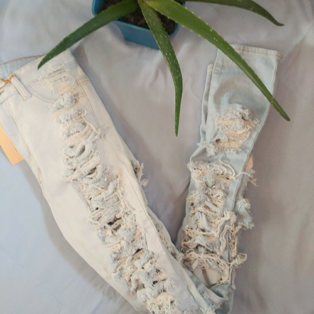 🎀Fashion Nova Size 11. Distressed Jeans (A9)